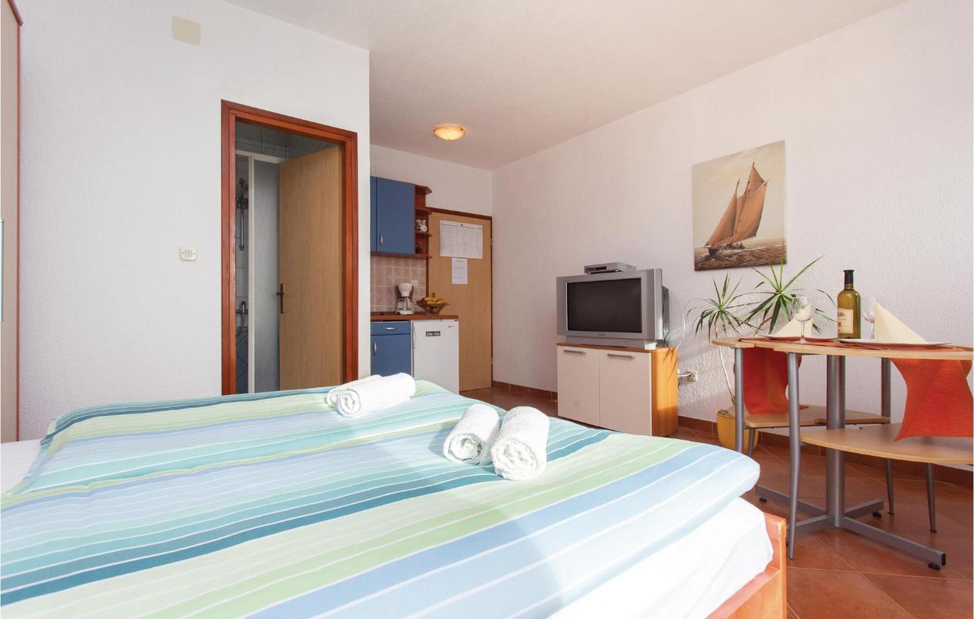 Stunning Apartment In Kornic With House Sea View Kültér fotó